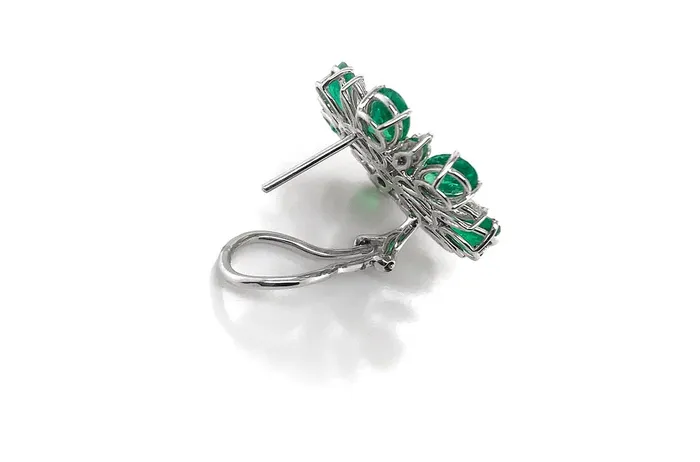 Earrings 18kt White Gold Flowers Emeralds Diamonds Albert Hern Earrings