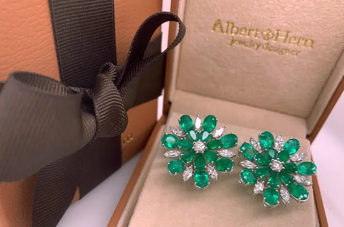 Earrings 18kt White Gold Flowers Emeralds Diamonds Albert Hern Earrings