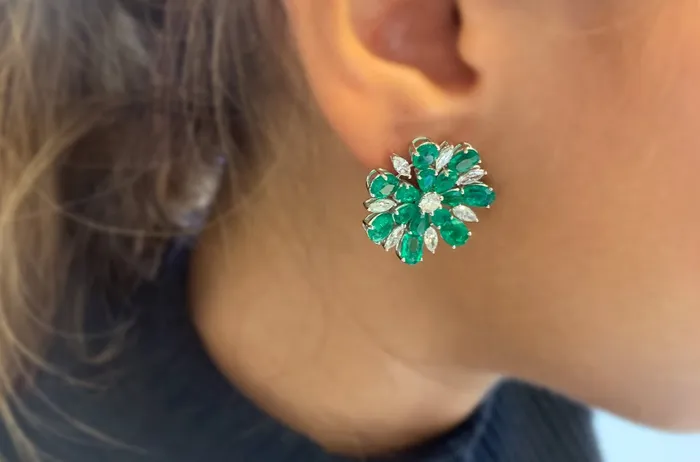Earrings 18kt White Gold Flowers Emeralds Diamonds Albert Hern Earrings