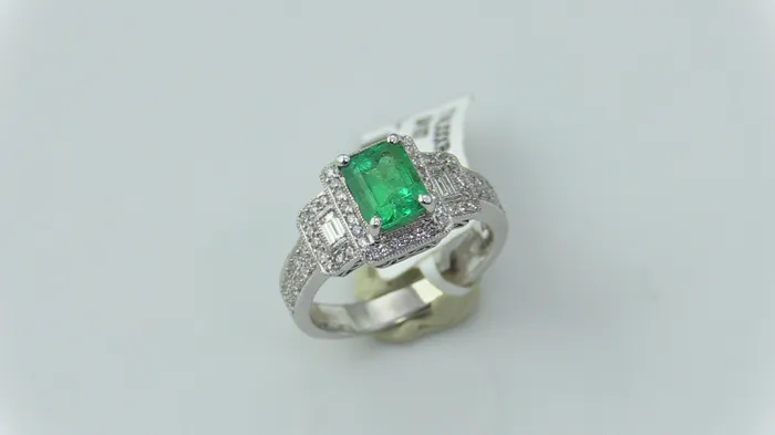 STA Rings 18KW Gold Emerald Diamond Ring Size 675 this is New Item R0628D