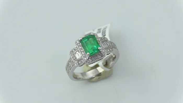 STA Rings 18KW Gold Emerald Diamond Ring Size 675 this is New Item R0628D